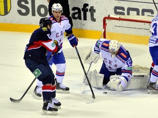 Brankár Petrohradu Mikko Koskinen prikrýva puk pred dobiedzajúcim Dominikom Rehákom zo Slovana.