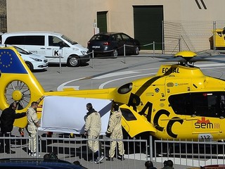 Zdravotný personál prenáša Fernanda Alonsa do helikoptéry po nehode v Barcelone.