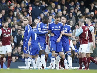 Rozhodca udeľuje Nemanjovi Matičovi červenú kartu v zápase proti Burnley.