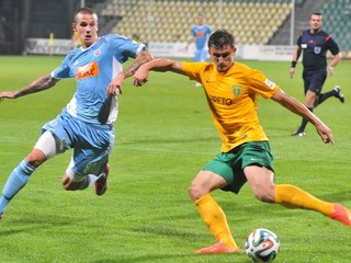 Slovanista Richard Lásik (vľavo) a Žilinčan Matej Jelič (vpravo) počas prvého vzájomného zápasu.