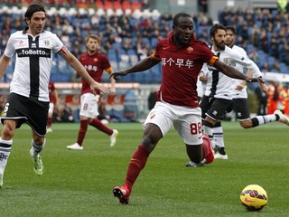 Nateraz posledný ligový zápas odohrala Parma 15. februára proti AS Rím (0:0). Na snímke Seydou Doumbia z AS (v červenom) v súboji s hráčmi Parmy.