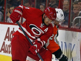 Andrej Sekera mení Carolinu za Los Angeles.
