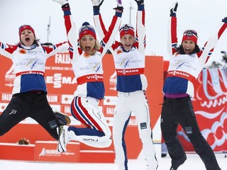 Víťazná nórska štafeta - zľava Heidi Wengová, Therese Johaugová, Astrid Jacobsenová a Marit Björgenová.