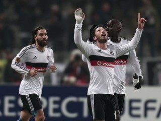 Tolgay Arslan oslavuje gól do siete Liverpoolu.