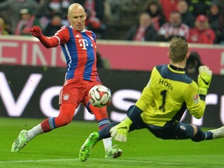 Arjen Robben (vľavo) sa pokúša prekonať brankára Kolína Tima Horna.