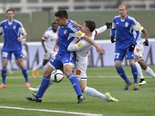 O loptu bojujú hráč Banskej Bystrice Gabriel Snitko (v modrom) a Trenčan Jakub Holúbek (v bielom).