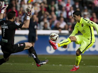 Hráč Barcelony Luis Suárez sa pokúša prehodiť brankára Granady Oiera Olazabala.