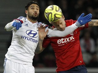 V hlavičkovom súboji bojujú o loptu futbalista Lyonu Nabil Fekir (vľavo) a hráč Lille Simon Kjaer.