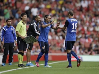 Tréneri naďalej budú môcť v zápase striedať iba troch hráčov.