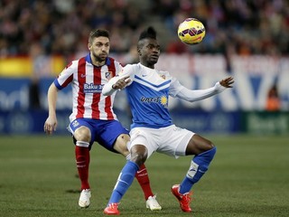Na snímke kontroluje loptu pred dobiedzajúcim hráčom Atletica Madrid Guilhermem Siqueirom futbalista Almérie Thievy Bifouma (v modrom). Jeho tím príde v tabuľke najvyššej španielskej súťaže o tri body.
