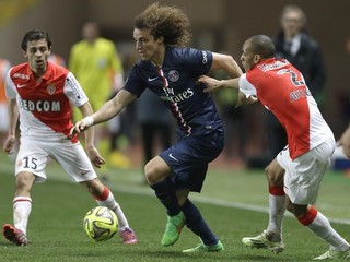 Hráč PSG David Luiz (v strede) sa snaží preniknúť cez dvoch futbalistov Monaka Bernarda Silvu (vľavo) a Fabinha (vpravo).
