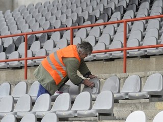 Hrať sa bude pred prázdnymi tribúnami.