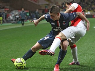 Marco Berratti (vľavo) zo St. Germain v súboji o loptu s Bernardom Silvom.