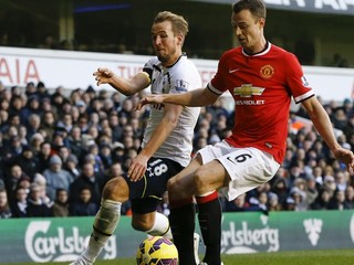 Jonny Evans (vpravo).