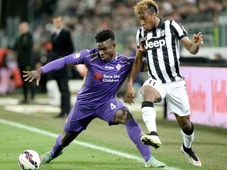 Micah z Fiorentiny (vľavo)  v súboji s Kingsley Comanom.