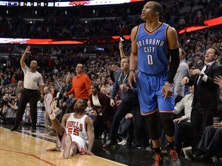 Russell Westbrook (s číslom 0) sa so smútkom v očiach prizerá, ako E'Twaun Moore (55) triafa trojku 2,1 sekundy pred koncom.