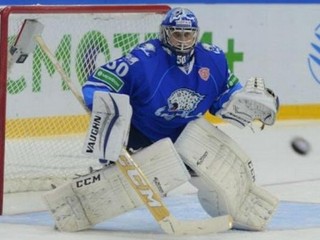 Obhajca postúpil do semifinále, Lacova Astana prehráva