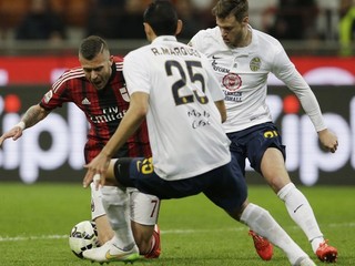 Jeremy Menez z AC Miláno (vľavo) sa snaží prejsť cez hráčov Hellasu Verona Pinta Marquesa (uprostred) a Juana Gomeza.