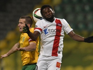 Žilinčan Viktor Pečovský (vľavo) v súboji s Ibrahimom Rabium z Trenčína.
