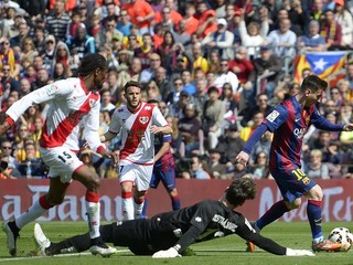 Lionel Messi (vpravo) si obchádza brankára Vallecana Cristiana Alvareza.