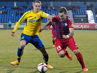 Posledný ligový zápas odohrali hráči Košíc v Senici. Na snímke bojuje o loptu domáci Filip Hlohovský (vpravo) a Košičan Boris Sekulič.