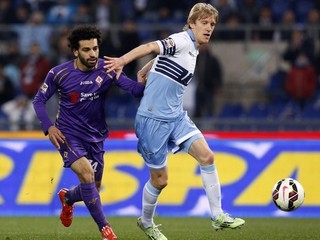 Dusan Bastam vpravo z Lazia a Mohamed Salah z Fiorentiny.