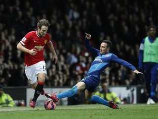 Hráč Arsenalu Santi Cazorla vpravo a Daley Blind z United.