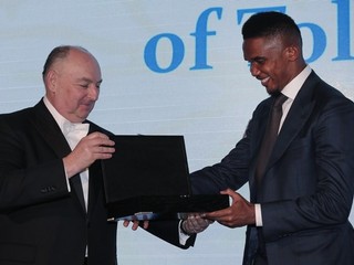 Samuel Eto'o si preberá ocenenie z rúk Mosheho Kantora, prezidenta Európskej rady tolerancie a zmierenia.