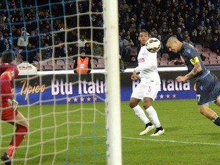 Marek Hamšík strieľa hlavou gól do siete Interu Miláno.