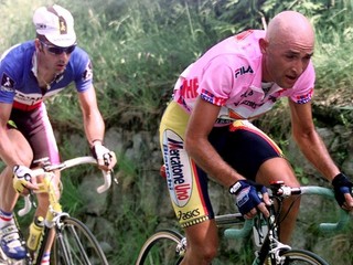 Marco Pantani (vpravo) dosiahol to, čo sa po ňom doteraz nepodarilo žiadnemu cyklistovi - vyhrať v jednom roku Giro d'Italia aj Tour de France.