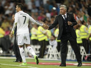 Tréner Carlo Ancelotti gratuluje Criistianovi Ronaldovi ku gólu.
