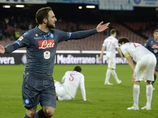 Gonzalo Higuain strelil všetky góly Neapola.