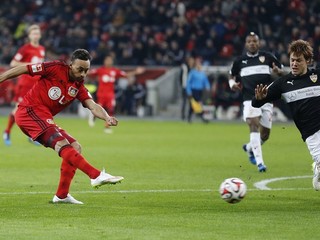 Hráč Bayeru Leverkusen Karim Bellarabi (vľavo) strieľa a zvyšuje vedenie svojho mužstva na 3:0.