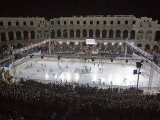 Zo zápasu EBEL medzi hokejovými klubmi Olimpije Ľubľana a domáceho Medveščaku Záhreb pod šírim nebom vo vypredanom antickom amfiteátri v prístavnom meste Pula 14. septembra 2012.