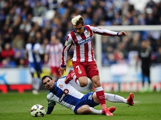 Antoine Griezmann vpravo z Atletica a Abrahan Gonzalez z Espanyolu.