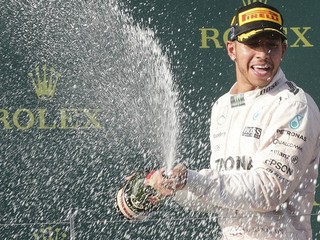 Lewis Hamilton oslavuje prvý úspech sezóny.