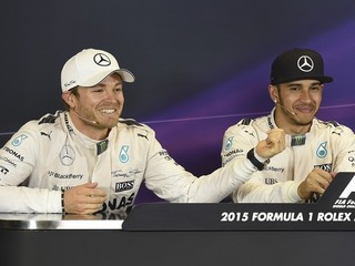 Víťazný Lewis Hamilton (vpravo) a druhý Nico Rosberg sršia humorom po úspešnej Veľkej cene Austrálie. Už po nej je prakticky jasné, že majstrom sveta sa stane opäť jeden z nich.
