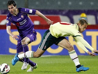 Futbalista Fiorentiny Jose Basanta (vľavo) sa snaží preniknúť s loptou cez hráča AC Miláno Keisukeho Hondu.
