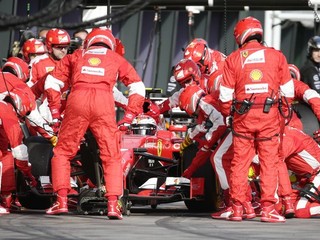 Mechanici tímu Ferrari okolo monopostu Kimiho Räikkonena.