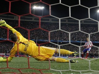 Fernando Torres premieňa pokutový kop v piatej sérii rozstrelu a posiela Atlético Madrid do štvrťfinále.