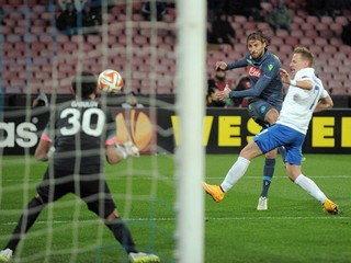 Hráč Neapolu Henrique strieľa na bránu Dinama Moskva v prvom zápase osemfinále Európskej ligy.