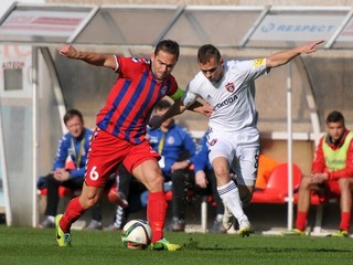 O loptu bojuje futbalista Senice Tomáš Kóňa (vľavo) a hráč Trnavy Martin Mikovič.