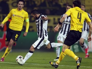 Hrdinom zápasu bol Argentínčan Carlos Tévez. Na snímke sa opiera do lopty a strieľa tretí gól zápasu.