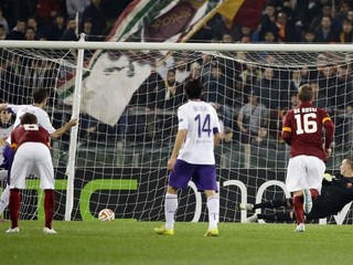 Hráč Fiorentiny Gonzalo Rodriguez (vľavo v bielom) strieľa gól z pokutového kopu do siete AS Rím.