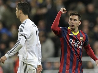 Dve najväčšie hviezdy svojich tímov - vpravo útočník Barcelony Lionel Messi, vľavo Cristiano Ronaldo z Realu Madrid. Posledný vzájomný zápas vyhral v októbri minulého roka Real.