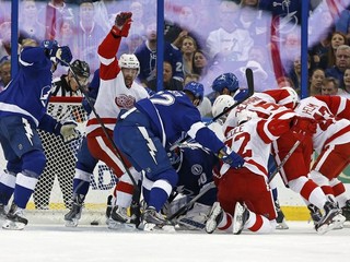 Kým všetci hľadajú puk, Tomáš Tatar (naľavo so zdvihnutou rukou) už vie, že je v bránke.
