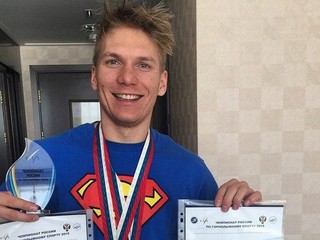 Adam Žampa s trofejami z majstrovstiev Ruska, na ktorých štartoval v uplynulých dňoch.