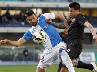 Ivan Radovanovič z tímu Chievo Verona (vľavo) v akcii.
