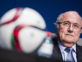 Prezident FIFA Sepp Blatter čelí ďalším útokom. Proti rozhodnutiu FIFA o zmene termínu konania MS v roku 2022 chcú Európske ligy podniknúť právne kroky.