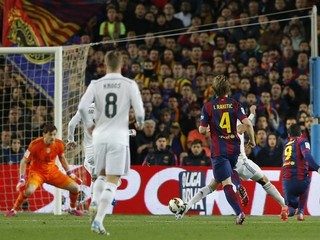 Luis Suárez (s číslom 9) strieľa víťazný gól do siete Ikera Casillasa.